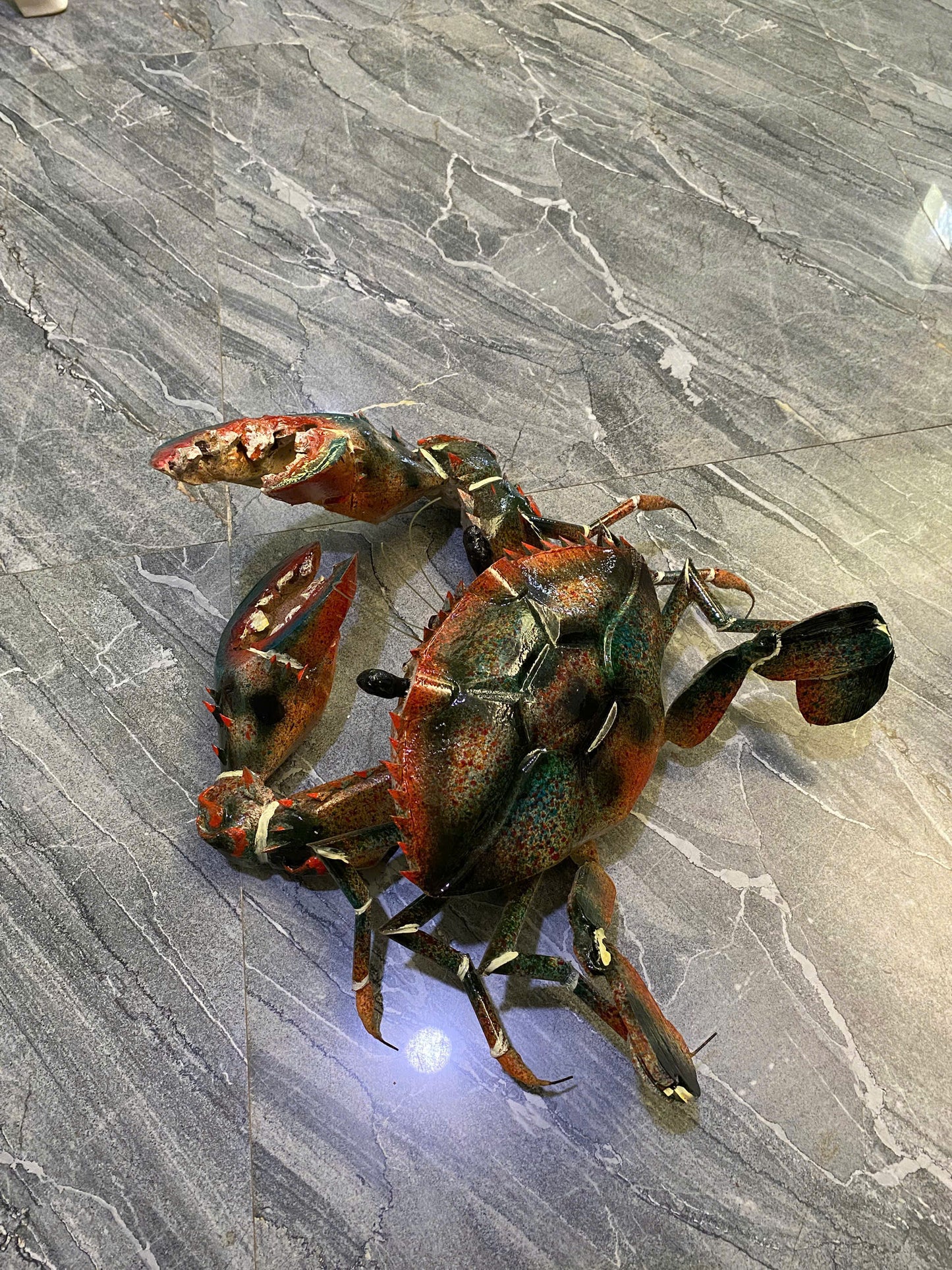 This 40x40x15cm, handcrafted bamboo crab model is used for wall decoration.