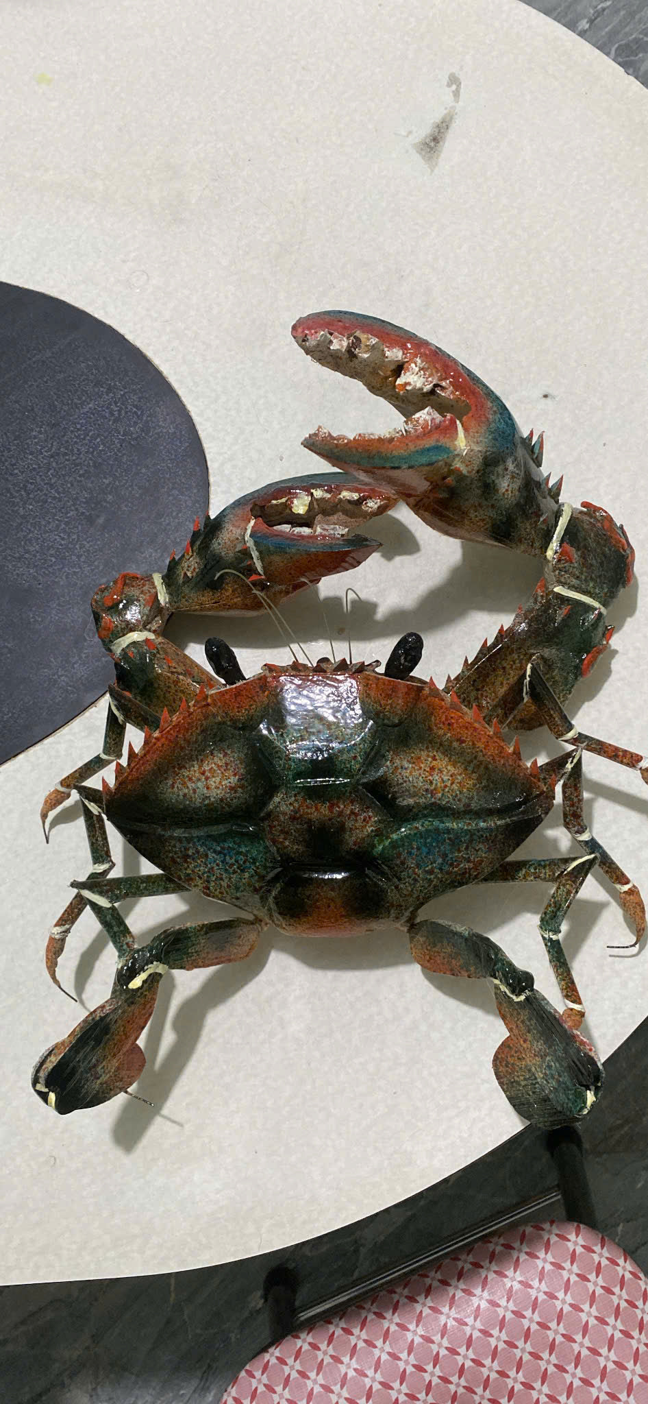 This 40x40x15cm, handcrafted bamboo crab model is used for wall decoration.