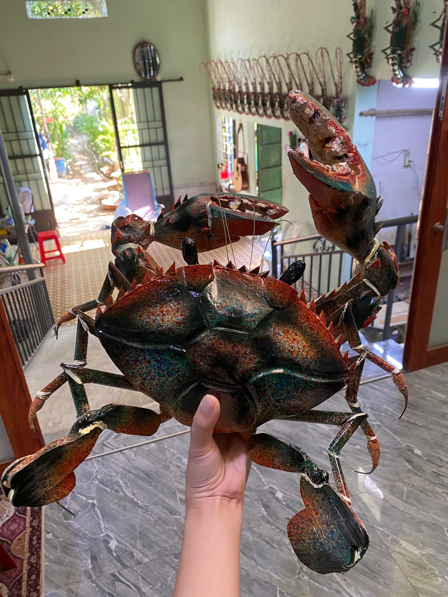 This 40x40x15cm, handcrafted bamboo crab model is used for wall decoration.